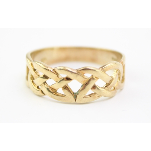 317 - A 9ct gold Celtic knot ring, size V, 3.7g.