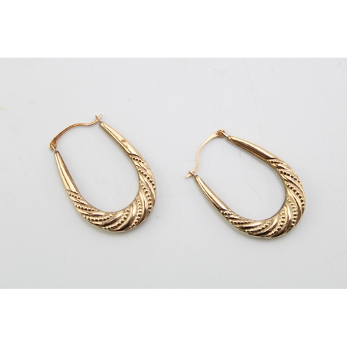 319 - A pair of 9ct yellow gold twist hoop earrings, 1.3g.