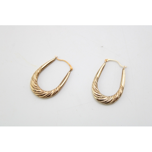 319 - A pair of 9ct yellow gold twist hoop earrings, 1.3g.