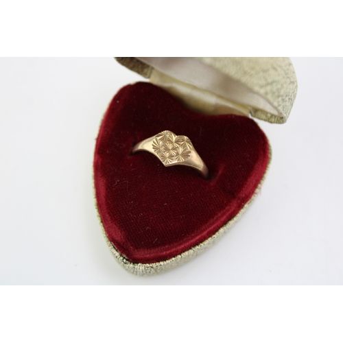 322 - A vintage 9ct gold heart shape ring in vintage heart shaped ring box, 1.9g.