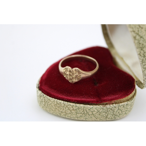 322 - A vintage 9ct gold heart shape ring in vintage heart shaped ring box, 1.9g.