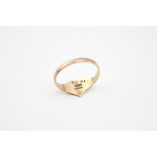 322 - A vintage 9ct gold heart shape ring in vintage heart shaped ring box, 1.9g.