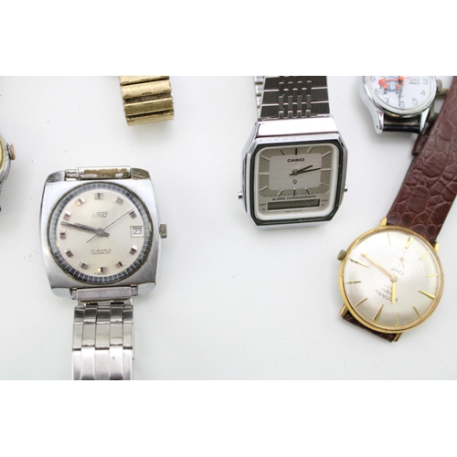 34 - A large collection of vintage and later wristwatches including thirteen manual or automatic watches ... 