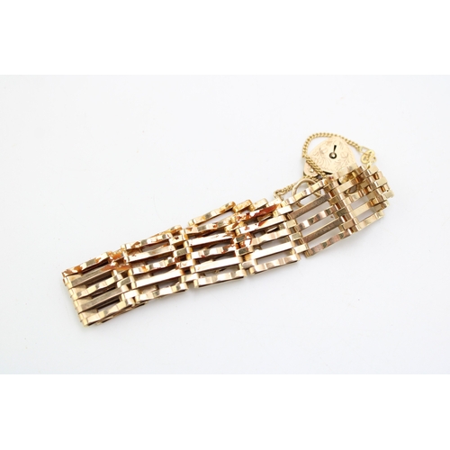 357 - 9ct hallmarked gold gate bracelet, 18.1g.