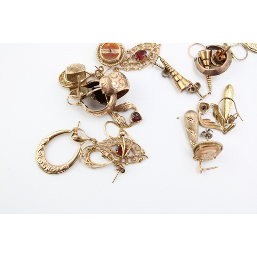 384 - 13 pairs x earrings which appear to be possibly gold, but have no hallmarks, 24.4g.  So some may be ... 