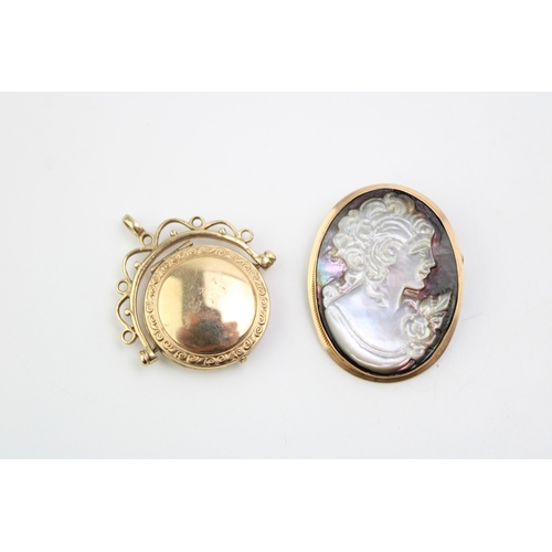 385 - 9ct gold swivel fob / locket (3.8g), together with gold coloured metal framed MOP shell cameo/