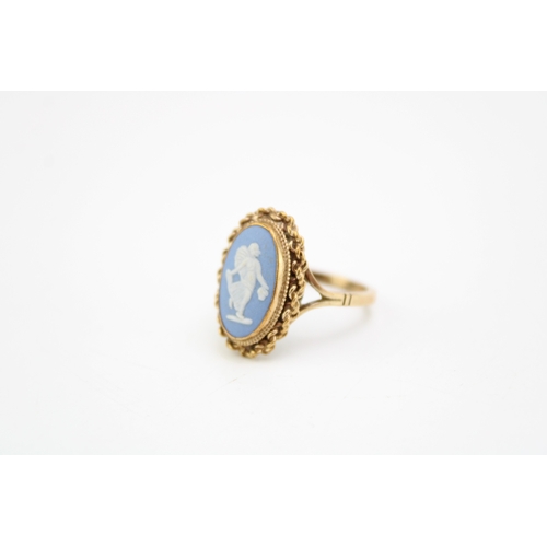 393 - 9ct gold & wedgwood ring size Q, 3.7g