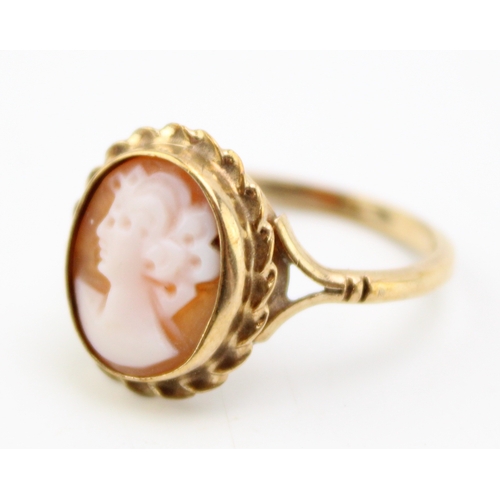 402 - 9ct gold cameo set ring size P, 2.7g