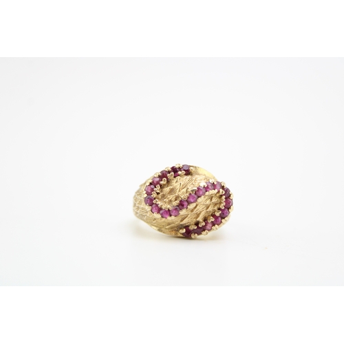 403 - 9ct gold and red stone ring set is the form of an S, size Q/P, 7.4g