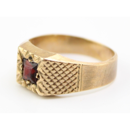 404 - 9ct gold and garnet stone ring size V, 5.1g