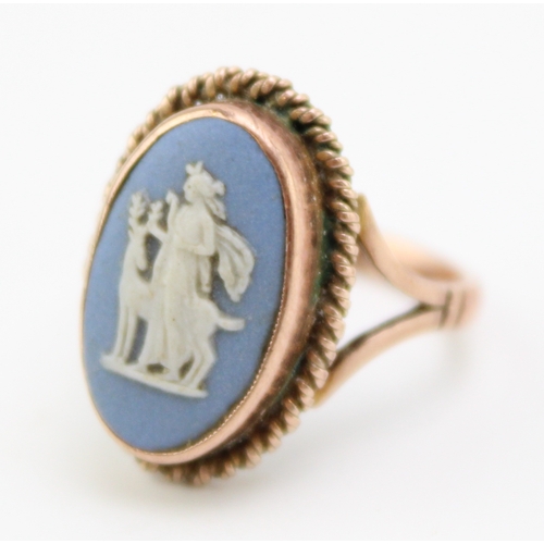 409 - 9ct gold & Wedgwood ring size K / L, 3.1g