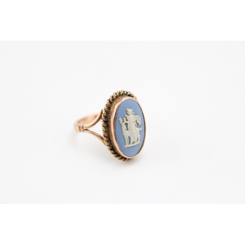 409 - 9ct gold & Wedgwood ring size K / L, 3.1g