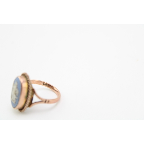 409 - 9ct gold & Wedgwood ring size K / L, 3.1g