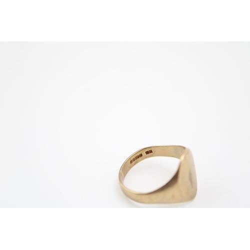 454 - A 9ct gold signet ring, the oval face blank, fully hallmarked inside shank, size O, 3.6g.