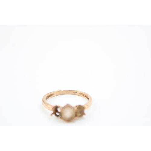 457 - A 9ct gold and quartz three stone ring, set with oval cut smokey quartz, a/f one stone missing, full... 