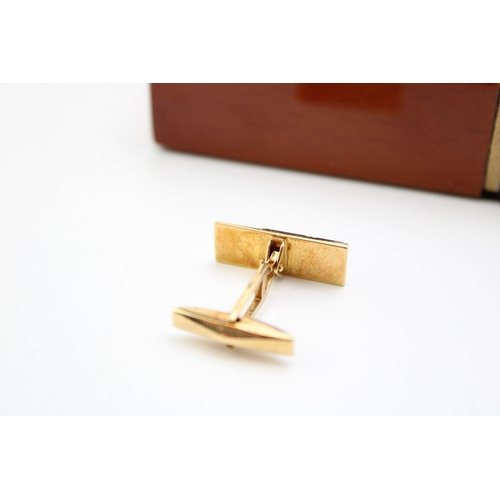 473 - A pair of Italian 18ct tri-colour gold cufflinks with swivel backs, total weight 9;6g, in original f... 