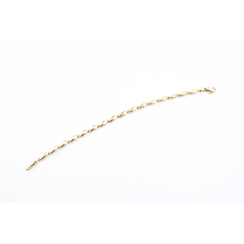 477 - A 9ct gold bracelet of seventeen leaf form panels, fully hallmarked, 19cm long, 6.1g.