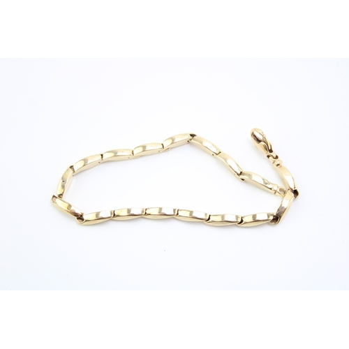 477 - A 9ct gold bracelet of seventeen leaf form panels, fully hallmarked, 19cm long, 6.1g.