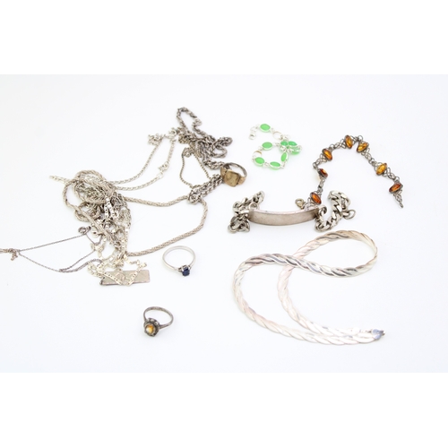 485 - A group of vintage and later silver jewellery including a silver ring set with oval quartz, a signet... 