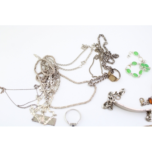 485 - A group of vintage and later silver jewellery including a silver ring set with oval quartz, a signet... 