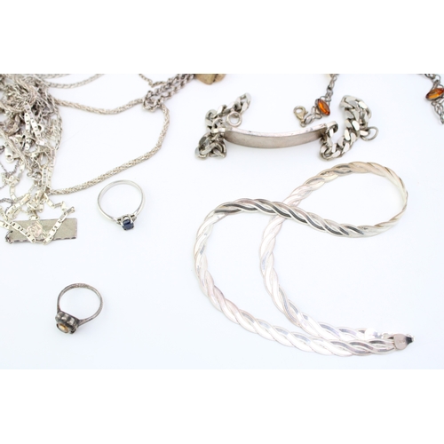 485 - A group of vintage and later silver jewellery including a silver ring set with oval quartz, a signet... 