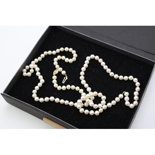 488 - A string of pearls, likely cultured, with 18ct gold clasp, 78cm long, each approximately 7 grains, 2... 