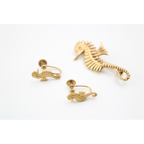 497 - A 9ct gold suite of jewellery modelled as a seahorse, comprising brooch, 39.4mm long, and a pair of ... 