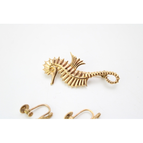 497 - A 9ct gold suite of jewellery modelled as a seahorse, comprising brooch, 39.4mm long, and a pair of ... 