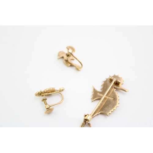 497 - A 9ct gold suite of jewellery modelled as a seahorse, comprising brooch, 39.4mm long, and a pair of ... 