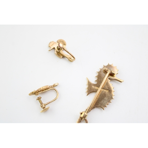 497 - A 9ct gold suite of jewellery modelled as a seahorse, comprising brooch, 39.4mm long, and a pair of ... 