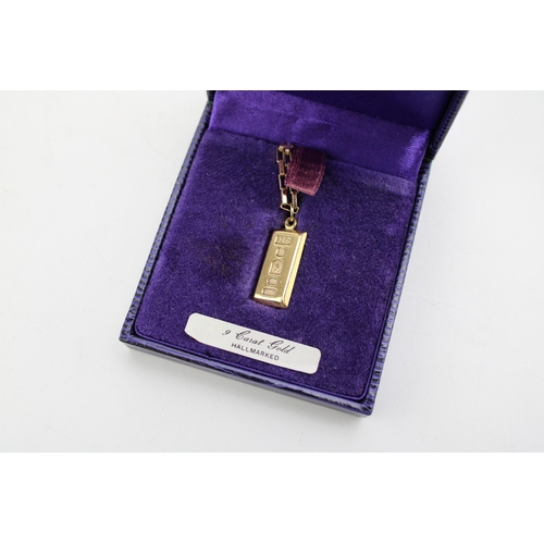 509 - A 9ct gold ingot pendant to commemorate Queen Elizabeth II's golden jubilee, on open rectangular box... 