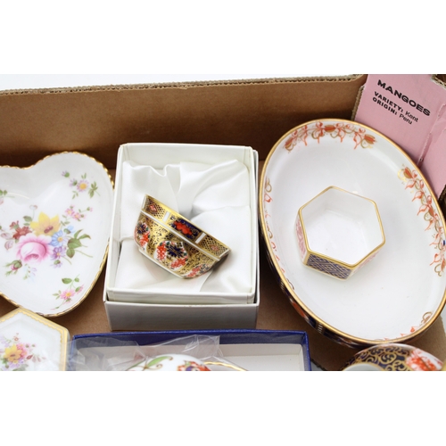 612 - A mixed collection of Royal Crown Derby items to include lidded boxes, egg, boxed Old Imari pattern ... 