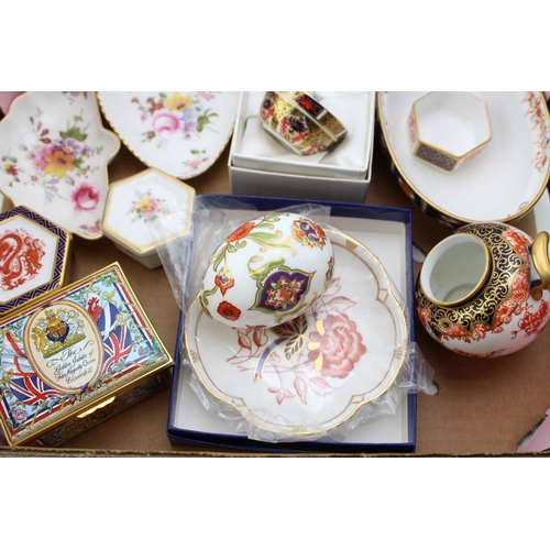 612 - A mixed collection of Royal Crown Derby items to include lidded boxes, egg, boxed Old Imari pattern ... 