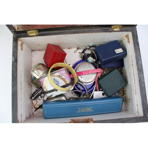 151 - A collection of costume jewellery in a antique costume jewellery box, some silver items included. (Q... 