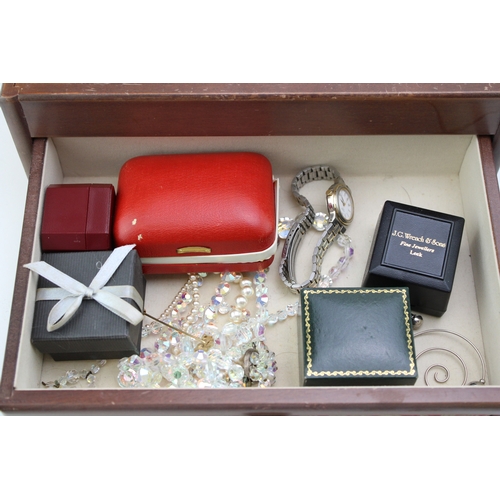 152 - A collection of costume jewellery in a vintage costume jewellery box, some silver items included. (Q... 