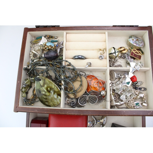 152 - A collection of costume jewellery in a vintage costume jewellery box, some silver items included. (Q... 