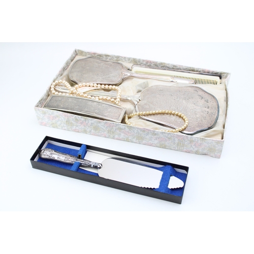 189 - A silver handled cake slice, in the King's Pattern, boxed, with a silver plated dressing table set, ... 