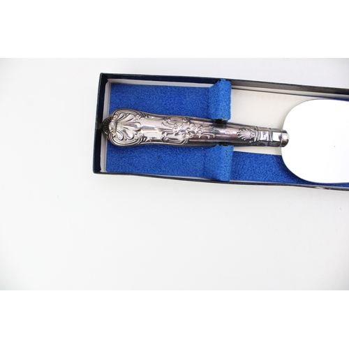 189 - A silver handled cake slice, in the King's Pattern, boxed, with a silver plated dressing table set, ... 