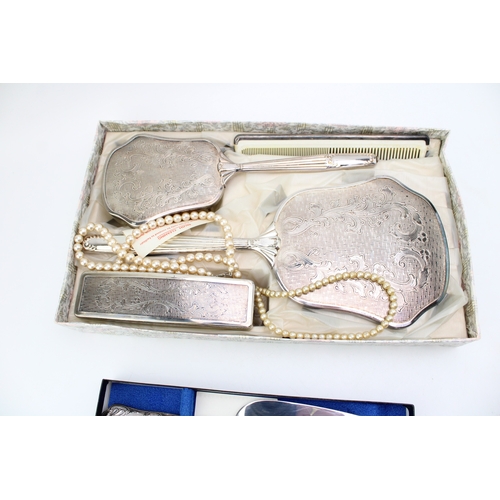 189 - A silver handled cake slice, in the King's Pattern, boxed, with a silver plated dressing table set, ... 