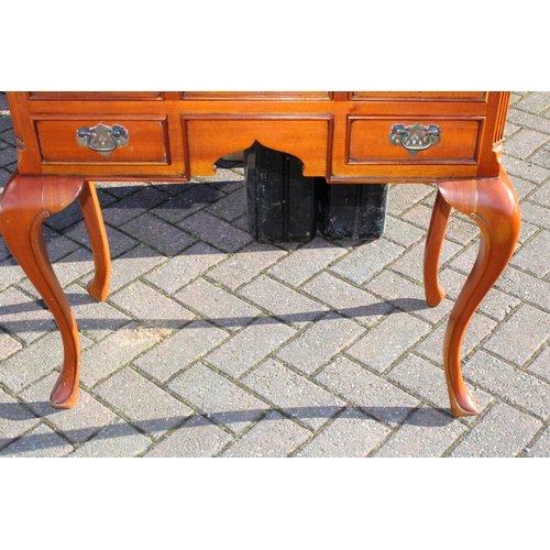 1158 - Reproduction mahogany lowboy style side table, 77cm wide, 39cm deep and 74cm tall, cabriole legs, fi... 