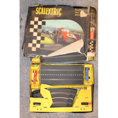 1171 - Large quantity of vintage Tri-ang Scalextric to include boxed sets some which include cars.