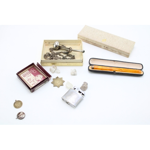 122 - A mixed collection of items to include a Sheaffer fountain pen, a cased amber/bakelite cheroot holde... 