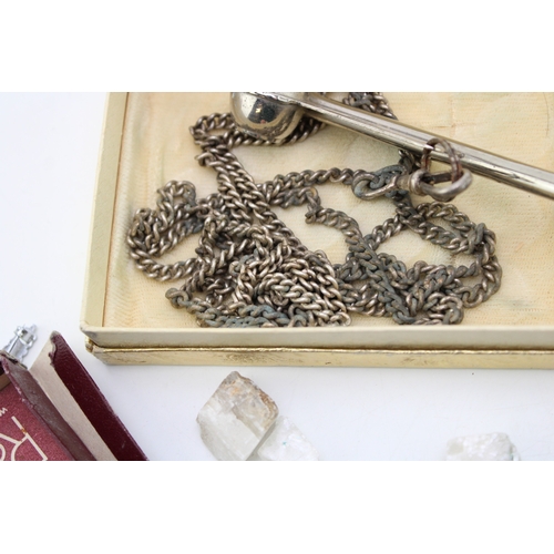 122 - A mixed collection of items to include a Sheaffer fountain pen, a cased amber/bakelite cheroot holde... 