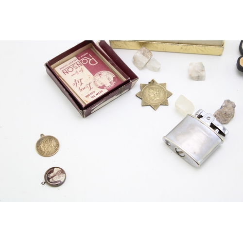 122 - A mixed collection of items to include a Sheaffer fountain pen, a cased amber/bakelite cheroot holde... 