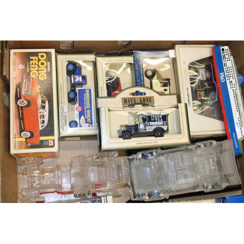 170 - A large collection of die cast metal collectors cars, lorries and vans in the original boxes and pac... 