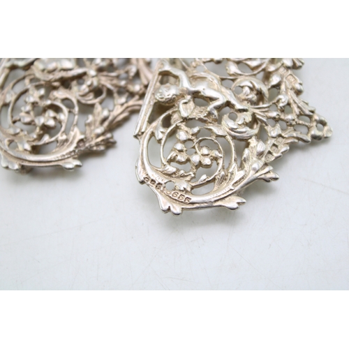 151 - A Victorian silver nurse's buckle of scrolling form with two putti either side, Henry Matthews, Birm... 