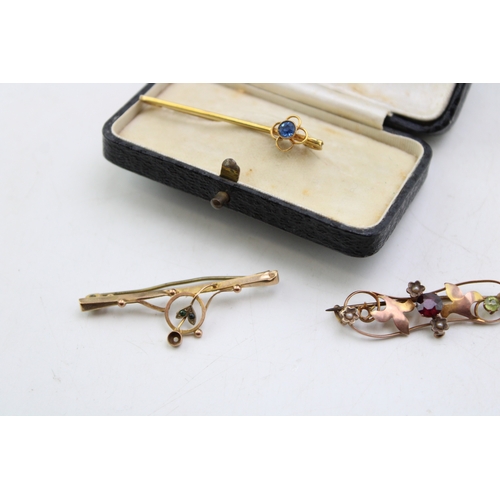 172 - A group of three 9ct gold brooches, comprising a yellow gold bar brooch set with blue paste set with... 