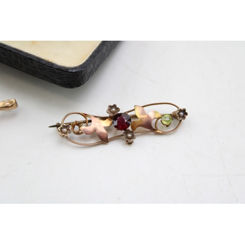 172 - A group of three 9ct gold brooches, comprising a yellow gold bar brooch set with blue paste set with... 