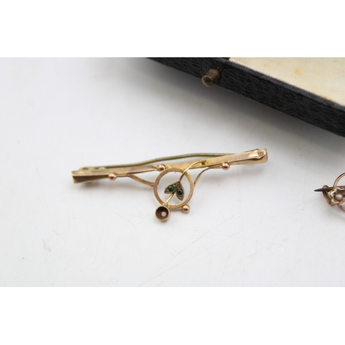 172 - A group of three 9ct gold brooches, comprising a yellow gold bar brooch set with blue paste set with... 