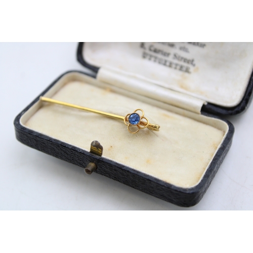 172 - A group of three 9ct gold brooches, comprising a yellow gold bar brooch set with blue paste set with... 